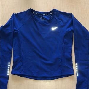 Nike women’s running top with a pocket